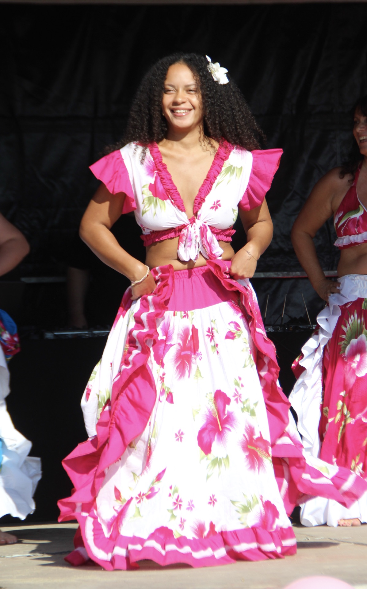 Danseuse en costume rose lors d'une animation Octobre Rose