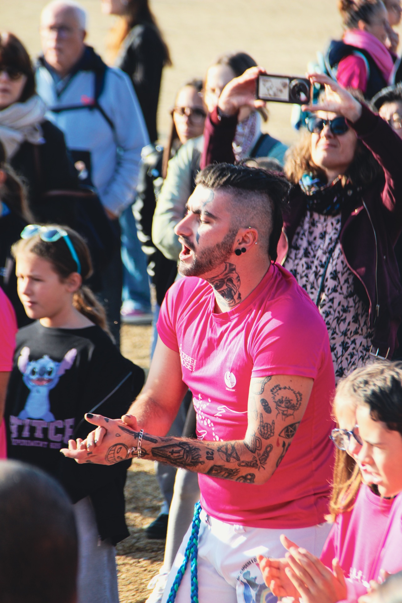 Participants applaudissant lors d'Octobre Rose à Angers
