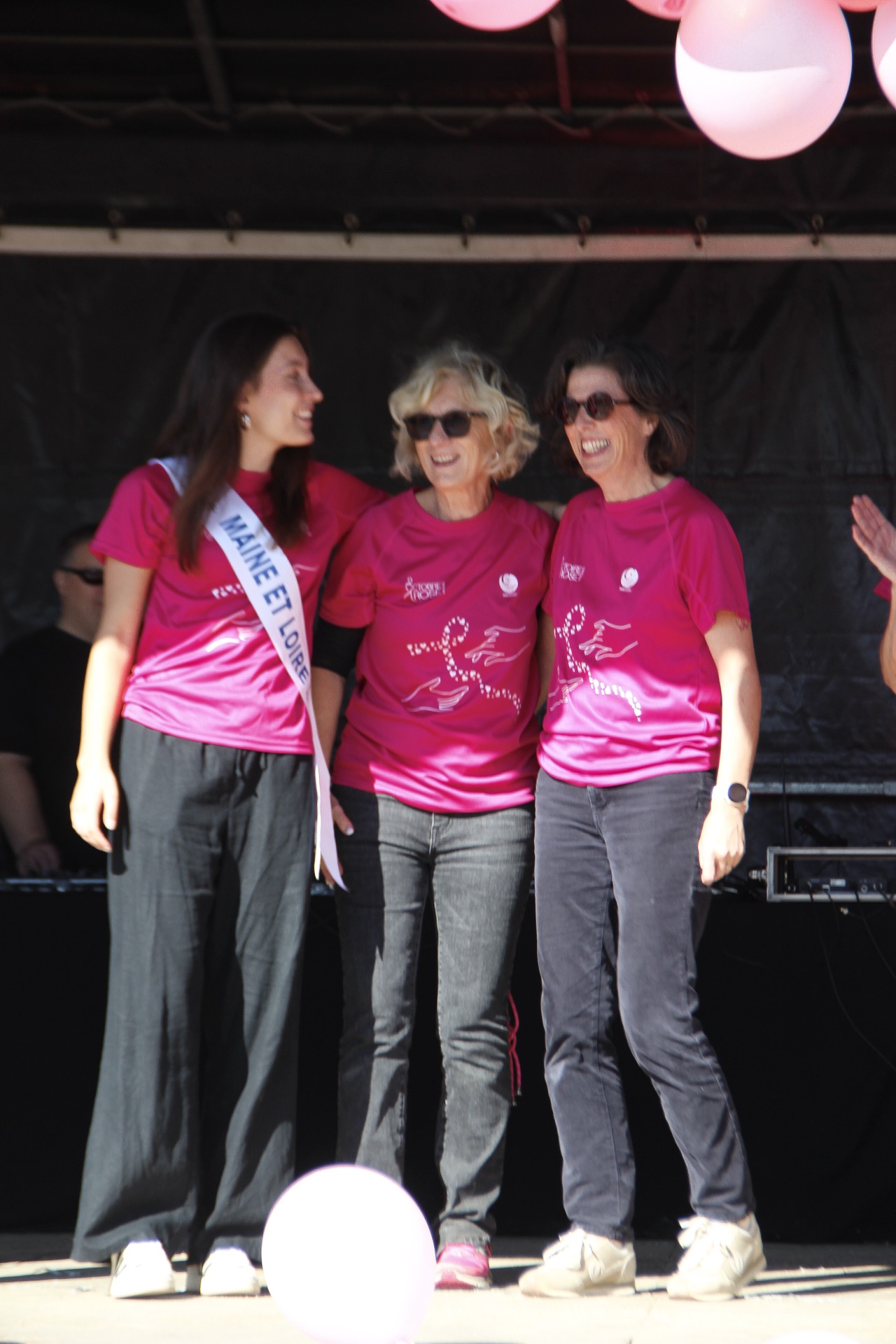 Trois bénévoles du Comité Féminin Maine-et-Loire sur scène