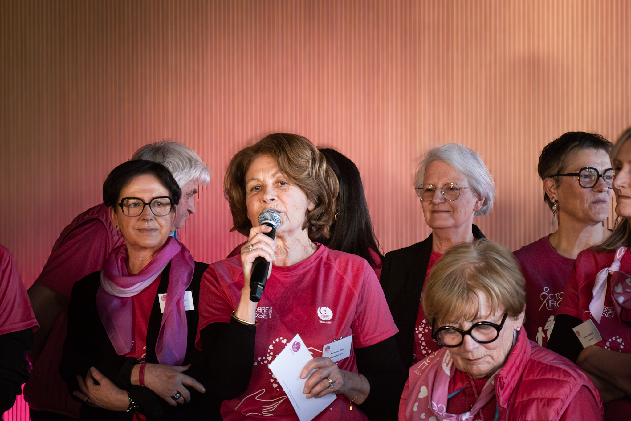Marie-Anne Béchu, présidente du Comité Féminin 49, prend la parole au micro entourée des bénévoles
