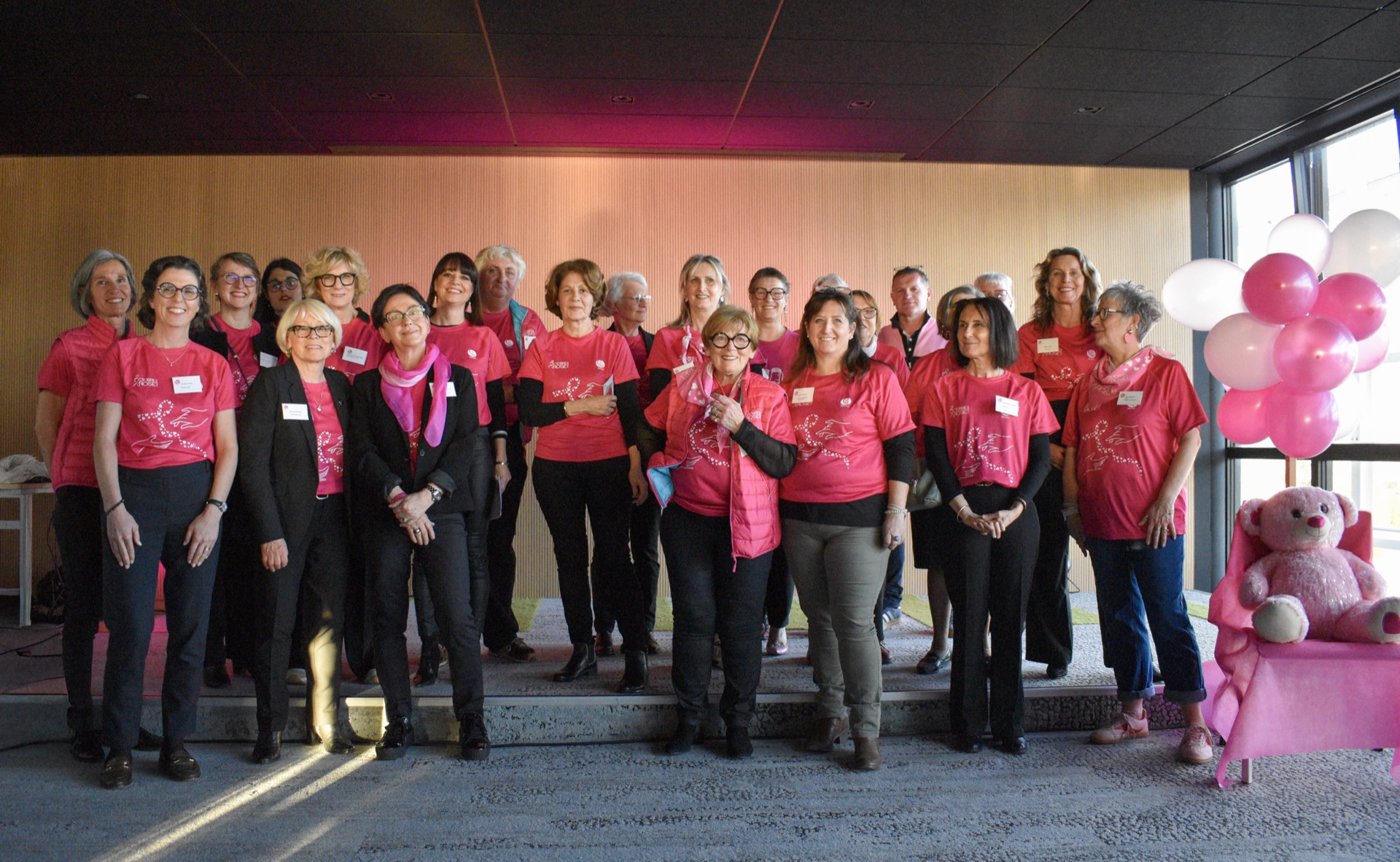 L'équipe des bénévoles du Comité Féminin 49 réunie en t-shirts roses